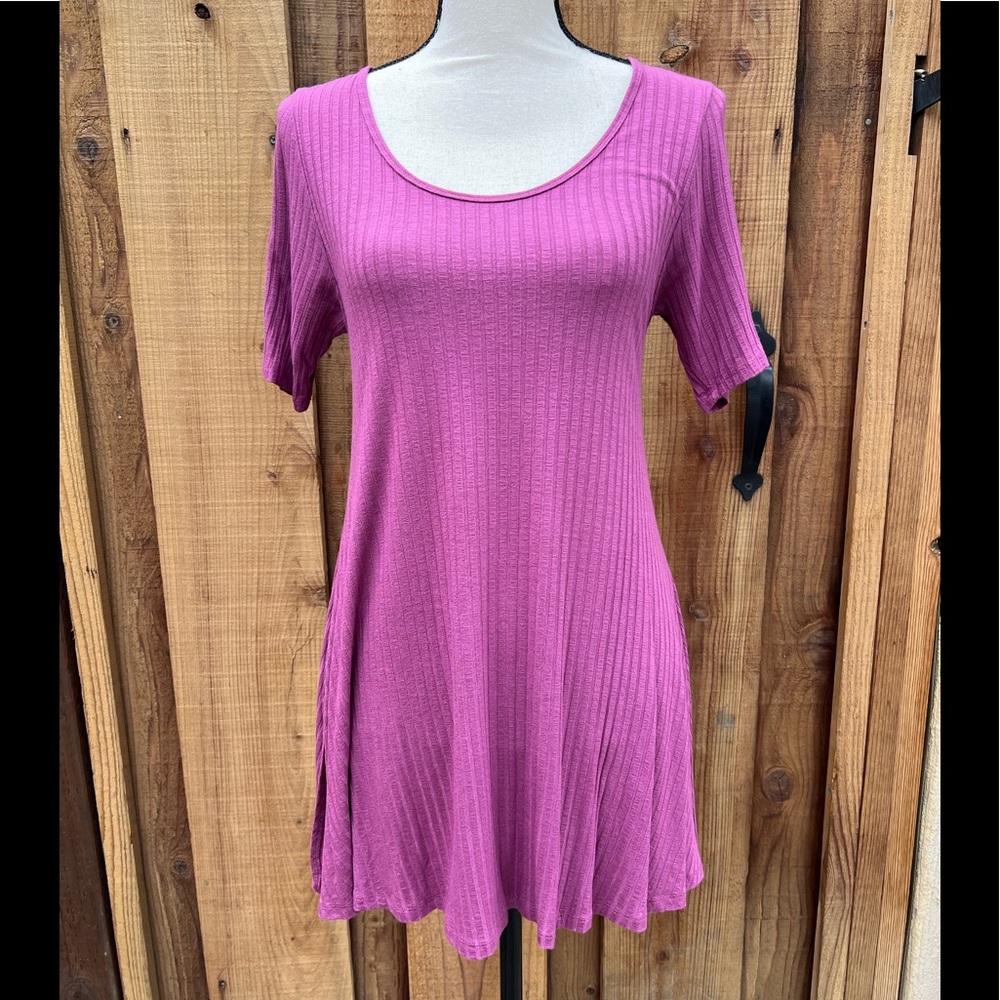 LuLaRoe Fuchsia Ribbed Perfect T | Small